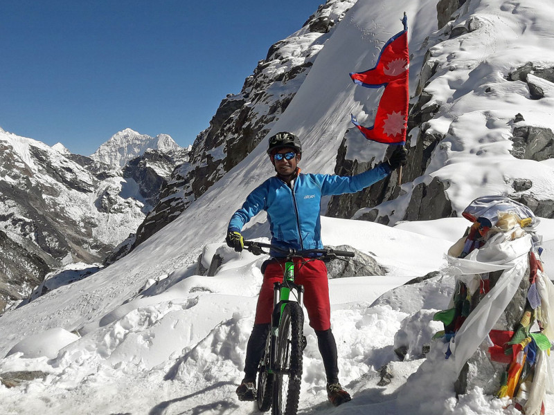जब सुनील र दीपक साइकल लिएरै सगरमाथा पुगे